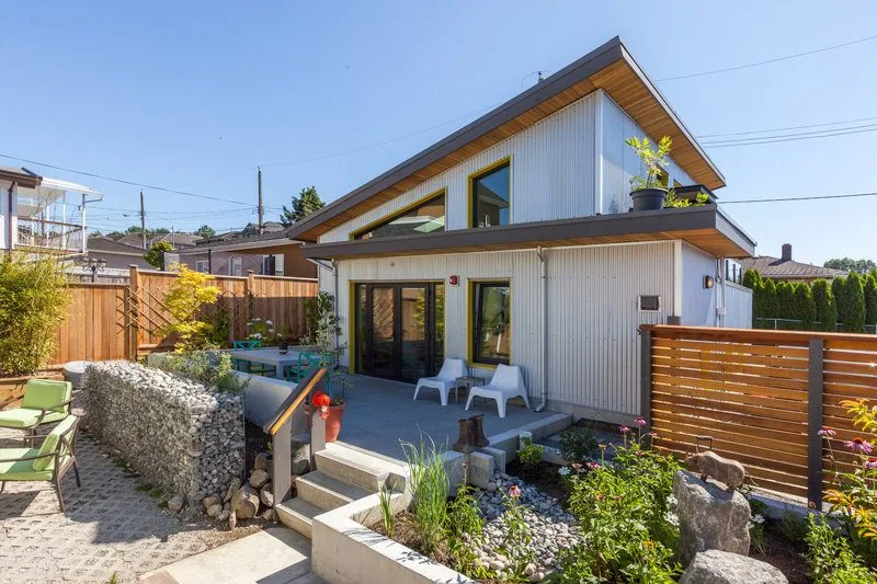 Outdoor living area and landscaping featured in Leonard’s portfolio